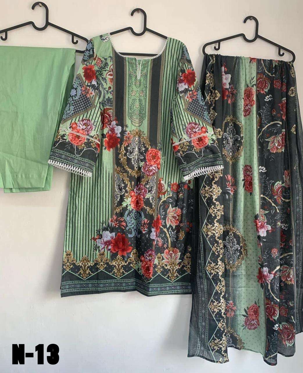 agha noor kurtis | 2020 | Pattern | Cotton | mirror work | Party wear |  Dresses | Collection| Bridal | Gaun indah, Desain kurta, Gaun