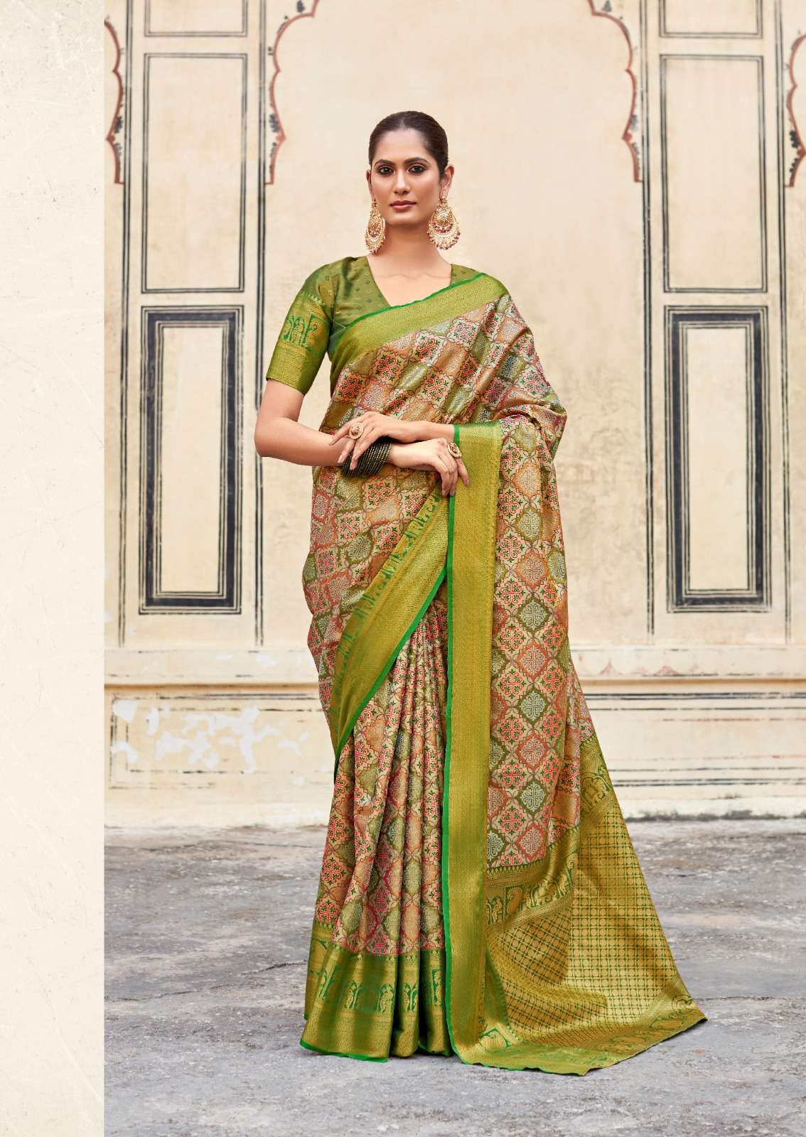 Contemporary Green Soft Silk Saree With Fancy Blouse Fabric – TrendOye